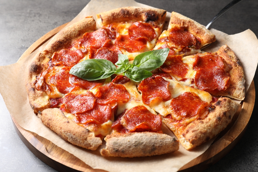 Pizza Pepperoni: Receta Irresistible y Maridaje Vino Perfecto