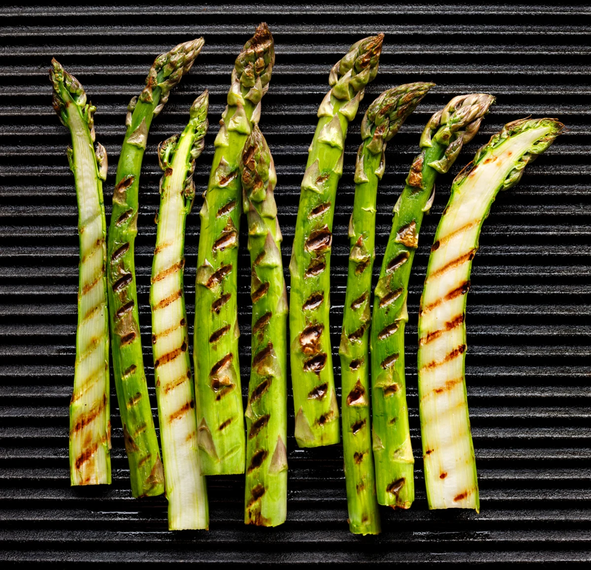 Potatissallad recept med grillad sparris och vin som passar perfekt