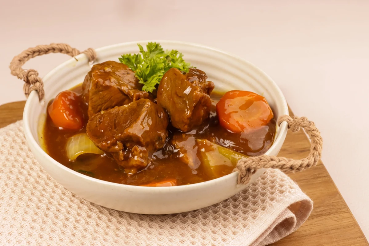 Kalops: Klassiskt recept med perfekta vinparningar