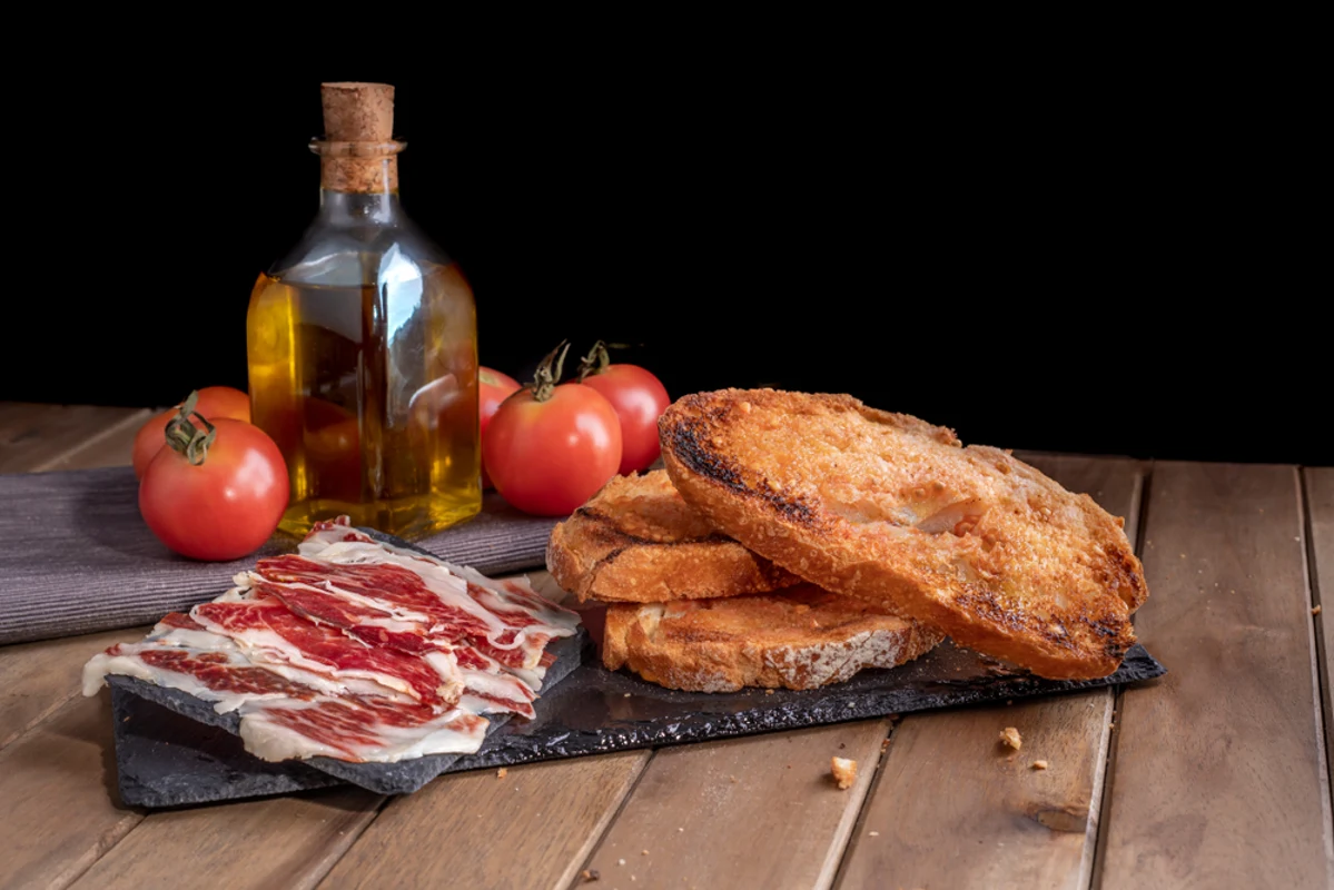 Banana Bread: El arte del pan con tomate y jamón serrano y su maridaje perfecto