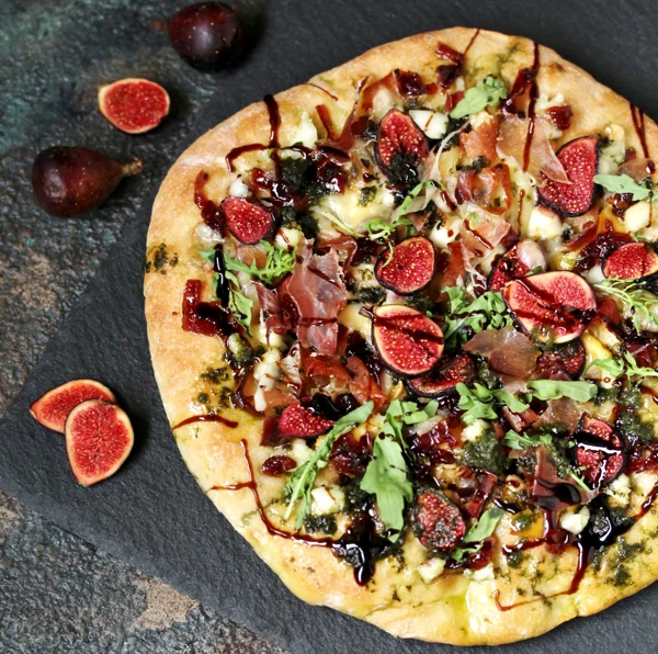 Ricetta per la pizza con fichi e prosciutto: vino e sapori