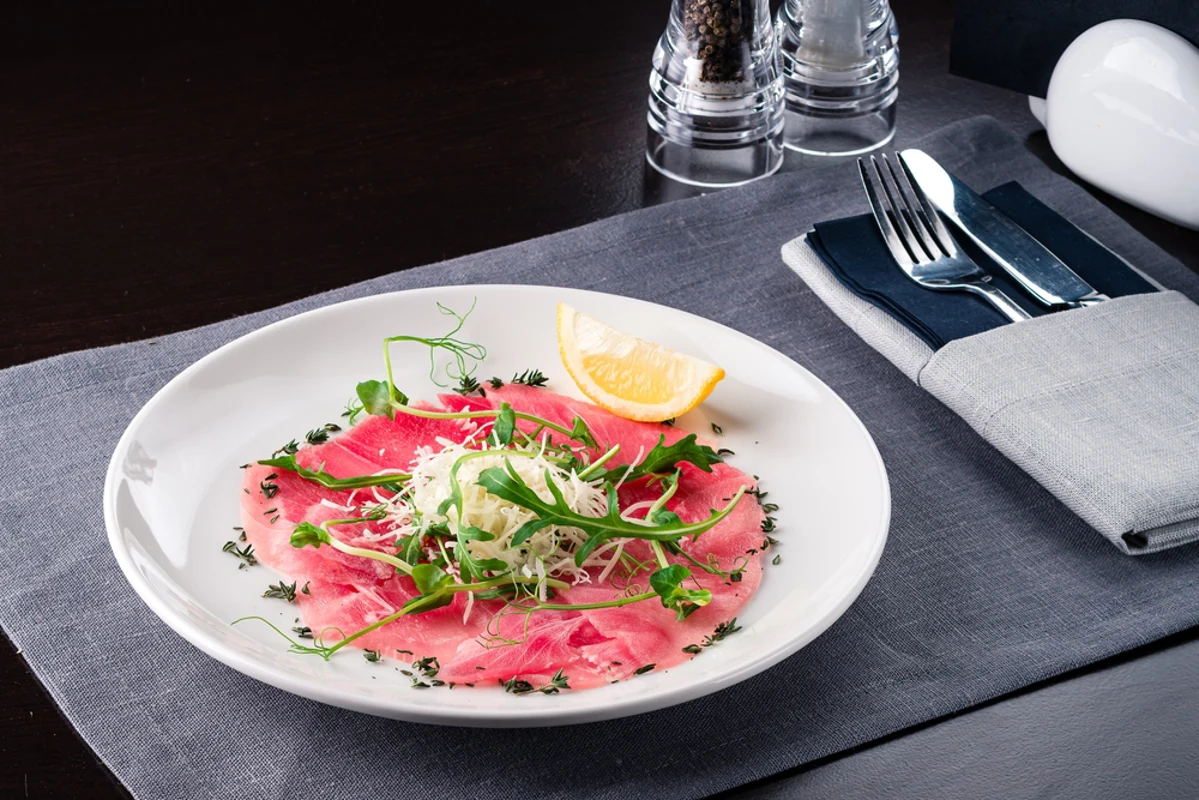 Thunfisch Carpaccio: Die besten Weine zum feinen Fischgenuss