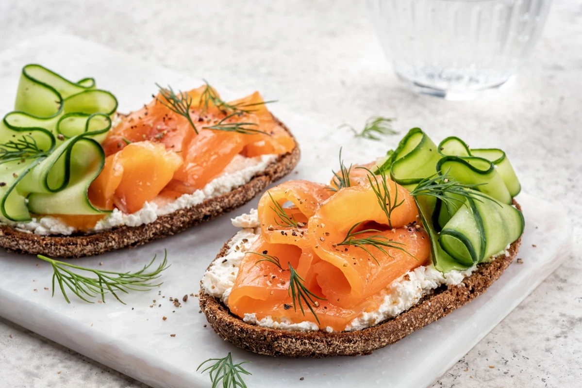 Rökt Lax med Crème Fraîche et Dill: accord vin et mets