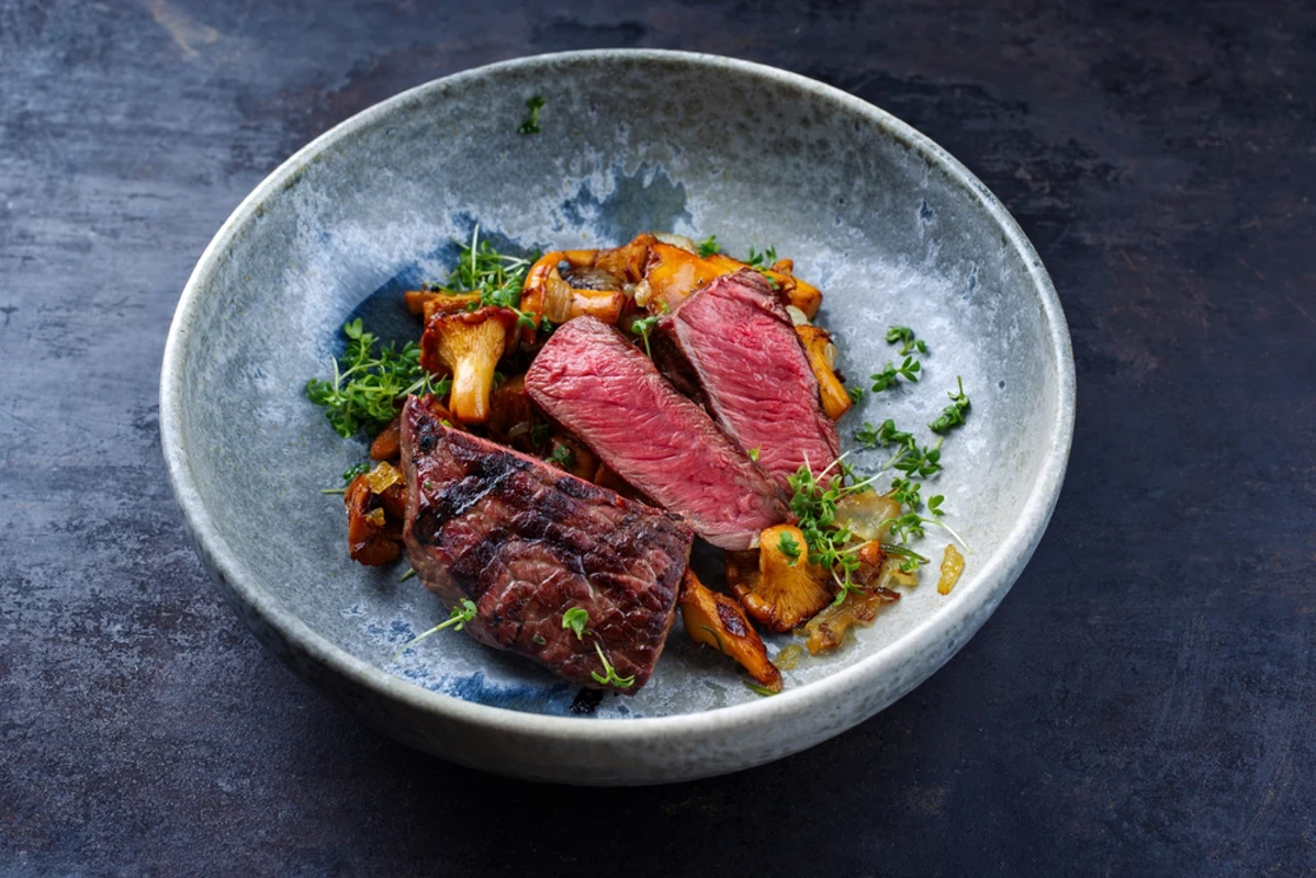 Grillad Angus Biffstek med Kantareller: abbinamento vino perfetto