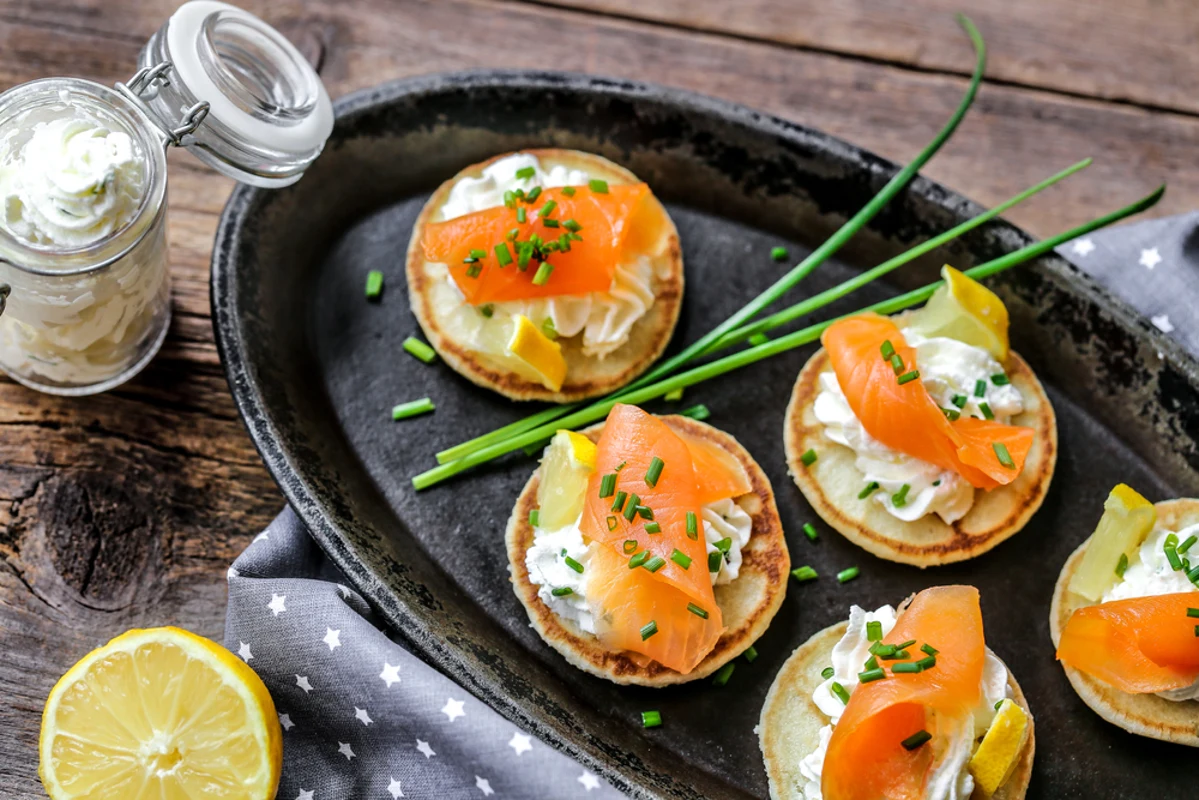 Blinis med Rökt Lax : Recette Française et Accord Vin Parfait
