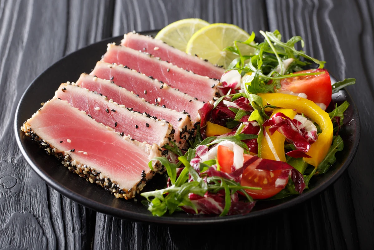 Tonfisk med Sesam och Sallad : accord vin et mets parfait