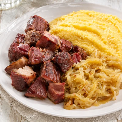 Harmonização vinho com Pomana porcului cu mămăligă și varză călită
