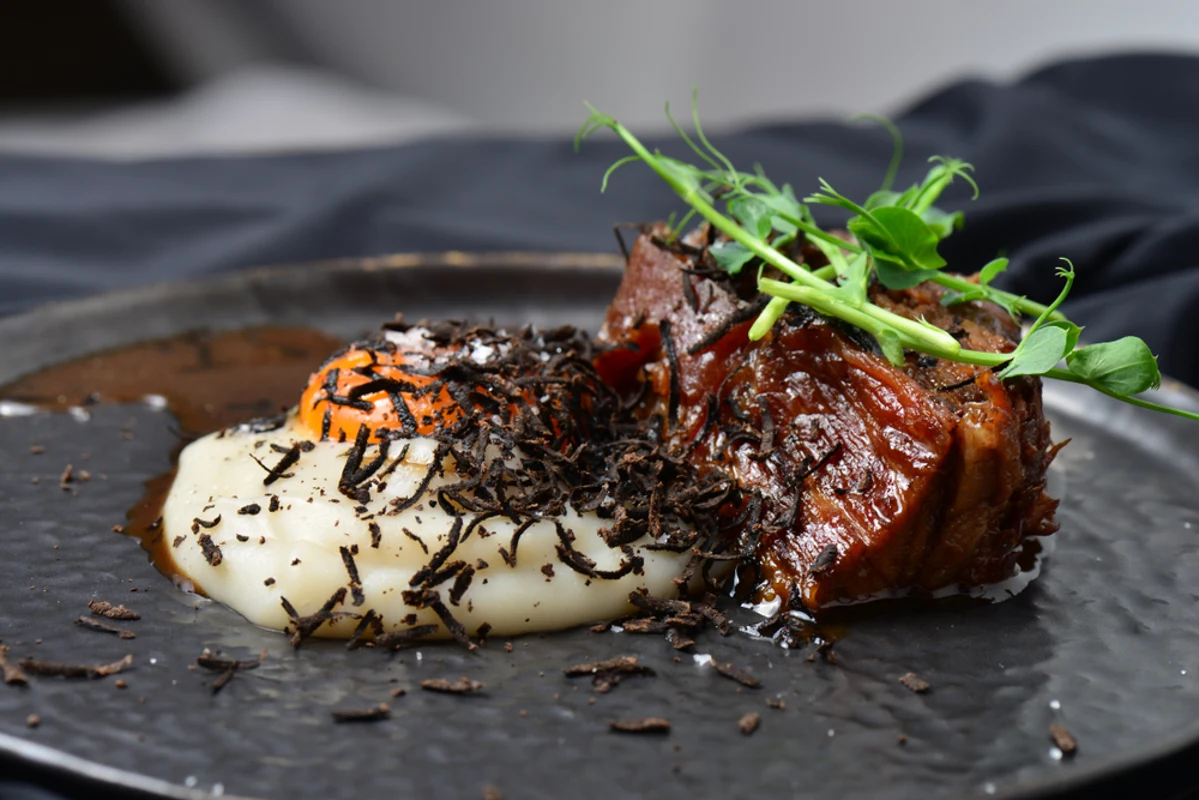 Hacksteak mit Ei und Trüffel: Luxusrezept & Weinempfehlung